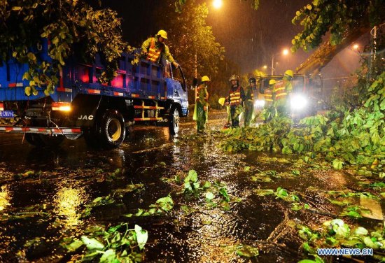 Staff members move away fallen trees in Putian, southeast China's Fujian Province, Aug. 8, 2015. Super typhoon Soudelor landed on the coast of Putian in Fujian Saturday evening. (Photo: Xinhua/Wei Peiquan) Staff members move away fallen trees in Putian, southeast China's Fujian Province, Aug. 8, 2015. Super typhoon Soudelor landed on the coast of Putian in Fujian Saturday evening. (Photo: Xinhua/Wei Peiquan)