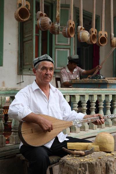 Rahman Abdulla plays a musical instrument produced by his workshop (ZOU YI) Rahman Abdulla plays a musical instrument produced by his workshop (ZOU YI)