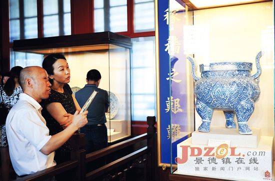Visitors look at a piece of porcelain at the Palace Museum. Visitors look at a piece of porcelain at the Palace Museum.