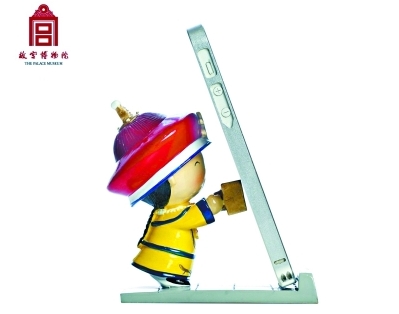 A phone holder is one of many souvenirs at the Palace Museum. (Photo/Beijing News) A phone holder is one of many souvenirs at the Palace Museum. (Photo/Beijing News)