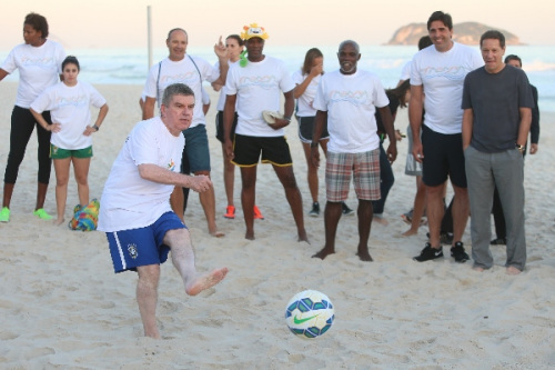 Thomas Bach, International Olympic Committee (IOC) president, plays with a football on the Barra de Tijuca beach in Rio de Janeiro on Aug 4, one year ahead of the start of the Rio 2016 Olympic Games. (Xu Zijian/For China Daily) Thomas Bach, International Olympic Committee (IOC) president, plays with a football on the Barra de Tijuca beach in Rio de Janeiro on Aug 4, one year ahead of the start of the Rio 2016 Olympic Games. (Xu Zijian/For China Daily)