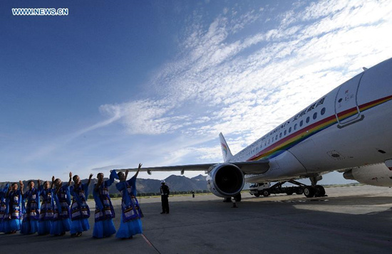 Photo taken on July 26, 2011 shows the inaugural flight ceremony of Tibet Airlines, the first airline company based in Tibet, at Lhasa Gonggar Airport, southwest China's Tibet Autonomous Region. (Photo: Xinhua/Chogo) Photo taken on July 26, 2011 shows the inaugural flight ceremony of Tibet Airlines, the first airline company based in Tibet, at Lhasa Gonggar Airport, southwest China's Tibet Autonomous Region. (Photo: Xinhua/Chogo)