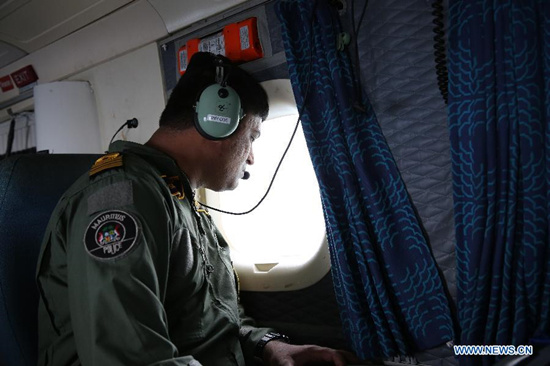 A crew member of Mauritian Coast Guard conducts search operations over the surrounding waters of Mauritius on Aug. 10, 2015. (Photo: Xinhua/Pan Siwei) A crew member of Mauritian Coast Guard conducts search operations over the surrounding waters of Mauritius on Aug. 10, 2015. (Photo: Xinhua/Pan Siwei)