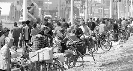 Scavengers gathering at an abandoned factory in Tiexi district, Shenyang, Liaoning, in 2004. Tiexi was once China's biggest base for heavy industry. (Pan Enzhan/for China Daily) Scavengers gathering at an abandoned factory in Tiexi district, Shenyang, Liaoning, in 2004. Tiexi was once China's biggest base for heavy industry. (Pan Enzhan/for China Daily)