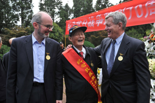 US Ambassador Max Baucus, right,and the US Consul General Raymond Greene in Chengdu meet a Flying Tiger pilot. (Photo by Ren Dong/China News Service) US Ambassador Max Baucus, right,and the US Consul General Raymond Greene in Chengdu meet a Flying Tiger pilot. (Photo by Ren Dong/China News Service)