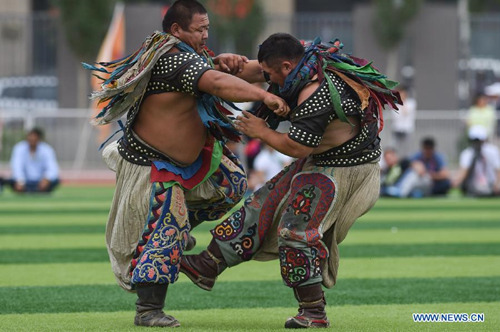 Two Mongolian wrestlers compete in men's individual event of the Mongolian wrestling, or Boke in Chinese, during the 10th National Traditional Games of Ethnic Minorities of China in Ordos, north China's Inner Mongolia Autonomous Region, Aug. 16, 2015. (Photo: Xinhua/Ou Dongqu) Two Mongolian wrestlers compete in men's individual event of the Mongolian wrestling, or Boke in Chinese, during the 10th National Traditional Games of Ethnic Minorities of China in Ordos, north China's Inner Mongolia Autonomous Region, Aug. 16, 2015. (Photo: Xinhua/Ou Dongqu)