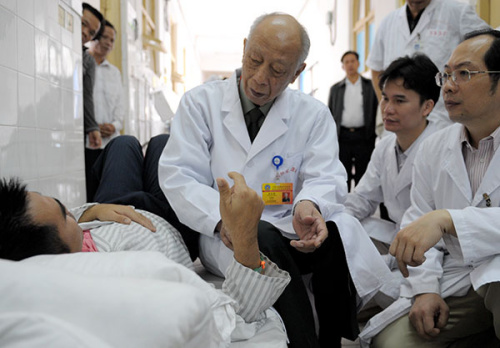 Doctor Huang Zhiqiang gives free treatment to patients at Hainan General Hospital in Haikou, Hainan province, in 2009. (China Daily/Kong Lingzhan) Doctor Huang Zhiqiang gives free treatment to patients at Hainan General Hospital in Haikou, Hainan province, in 2009. (China Daily/Kong Lingzhan)