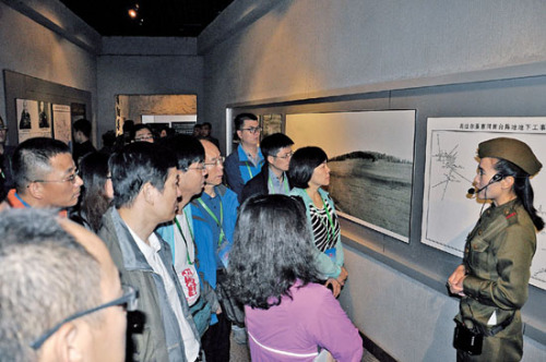 Representatives of Beijing Internet media listen to the introduction about Haila'er World Anti-fascist War Memorial Park on August 5. (Photo/nmgnews.com.cn)