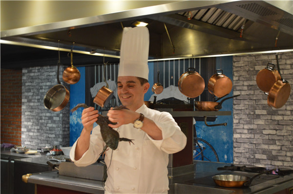 French chef Mikolajczak Yann prepares a frog dish. (Photo by Jiang Wanjuan/chinadaily.com.cn) French chef Mikolajczak Yann prepares a frog dish. (Photo by Jiang Wanjuan/chinadaily.com.cn)