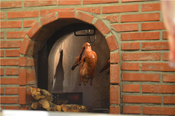 Peking roasted duck (188 yuan/set) is made the old-fashioned way in VIC Bistro. (Photo by Jiang Wanjuan/chinadaily.com.cn) Peking roasted duck (188 yuan/set) is made the old-fashioned way in VIC Bistro. (Photo by Jiang Wanjuan/chinadaily.com.cn)