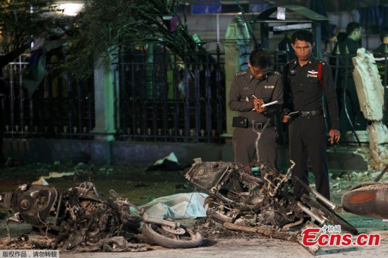 Experts investigate at the Erawan shrine, the site of a deadly blast in central Bangkok, Thailand, Aug 17, 2015. (Photo provided to China News Service) Experts investigate at the Erawan shrine, the site of a deadly blast in central Bangkok, Thailand, Aug 17, 2015. (Photo provided to China News Service)