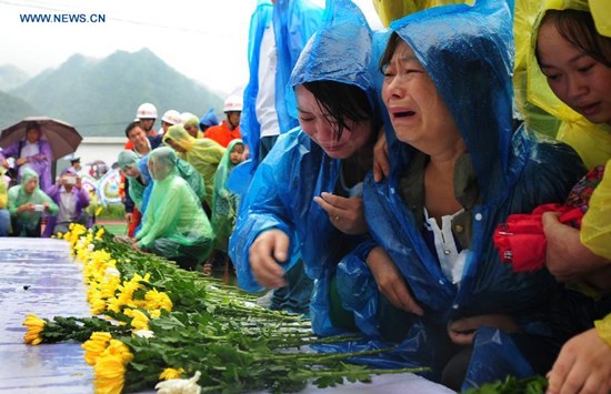 People attend a mourning ceremony held for the victims of a landslide in Shanyang County, northwest China's Shaanxi Province, Aug. 18, 2015. (Photo: Xinhua/Wang Shihua) People attend a mourning ceremony held for the victims of a landslide in Shanyang County, northwest China's Shaanxi Province, Aug. 18, 2015. (Photo: Xinhua/Wang Shihua)