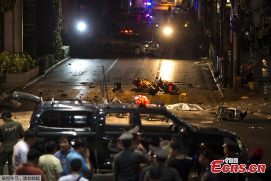 Motorcycles and debris lies on the pavement after an explosion in Bangkok, Aug 17, 2015. (Photo provided to China News Service) Motorcycles and debris lies on the pavement after an explosion in Bangkok, Aug 17, 2015. (Photo provided to China News Service)