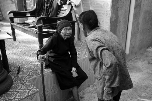 Everyday life for former comfort woman Huang Youliang, 88(left), is limited to just a few paces in front of the door at her home in Jiama village, Lingshui county, Hainan. She has had a serious rheumatic disease for years and cannot walk unassisted. Huang is supported in her will to live by the hope of an official apology from the Japanese government. (China Daily/Huang Yiming) Everyday life for former comfort woman Huang Youliang, 88(left), is limited to just a few paces in front of the door at her home in Jiama village, Lingshui county, Hainan. She has had a serious rheumatic disease for years and cannot walk unassisted. Huang is supported in her will to live by the hope of an official apology from the Japanese government. (China Daily/Huang Yiming)
