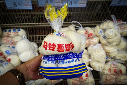 A Beijing supermarket sells steamed buns containing potato flour. The new steamed buns are the brainchild of researchers following a national strategy to make potato a staple food after rice, wheat and corn. (Wang Zhuangfei/China Daily) A Beijing supermarket sells steamed buns containing potato flour. The new steamed buns are the brainchild of researchers following a national strategy to make potato a staple food after rice, wheat and corn. (Wang Zhuangfei/China Daily)