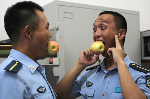 Sun Jingfeng, right, a student from the PLA Air Force Engineering University, is a singer in the chorus. (Photo: China Daily/Zhou Hong) Sun Jingfeng, right, a student from the PLA Air Force Engineering University, is a singer in the chorus. (Photo: China Daily/Zhou Hong)