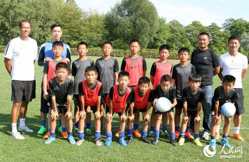A football team aging between 9 and 13 from Jiangsu Province's Zhangjiagang city in eastern China have a short-term training program at Berlin Football Talent Training Center (Fussball Talentschmiede Berlin) in Germany in August 2015. (Photo/people.cn) A football team aging between 9 and 13 from Jiangsu Province's Zhangjiagang city in eastern China have a short-term training program at Berlin Football Talent Training Center (Fussball Talentschmiede Berlin) in Germany in August 2015. (Photo/people.cn)