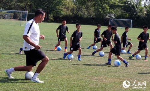 A football team aging between 9 and 13 from Jiangsu Province's Zhangjiagang city in eastern China have a short-term training program at Berlin Football Talent Training Center (Fussball Talentschmiede Berlin) in Germany in August 2015. (Photo/people.cn) A football team aging between 9 and 13 from Jiangsu Province's Zhangjiagang city in eastern China have a short-term training program at Berlin Football Talent Training Center (Fussball Talentschmiede Berlin) in Germany in August 2015. (Photo/people.cn)