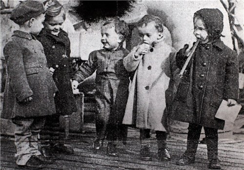 George Cautherley (left) and other young ex-internees arriving in the United Kingdom following their release from the Stanley Internment Camp. (Provided to China Daily)