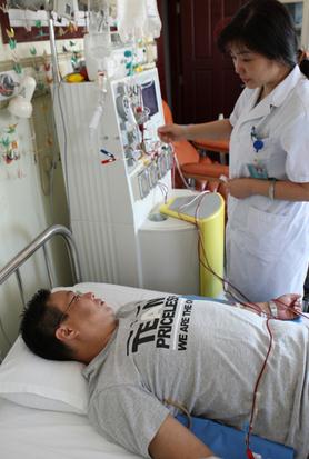 Han Jin, a coal mine worker from Anhui province, donates blood containing stem cells at Navy General Hospital in Beijing on Thursday. (China Daily/Wang Zhuangfei) Han Jin, a coal mine worker from Anhui province, donates blood containing stem cells at Navy General Hospital in Beijing on Thursday. (China Daily/Wang Zhuangfei)
