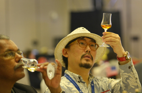 A judge checks a goblet of spirit at the Concours Mondial de Bruxelles Guiyang 2015 Spirits Selection in Guiyang, Guizhou province, on Wednesday. (China Daily/Yang Xingbo) A judge checks a goblet of spirit at the Concours Mondial de Bruxelles Guiyang 2015 Spirits Selection in Guiyang, Guizhou province, on Wednesday. (China Daily/Yang Xingbo)