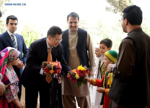 Chinese Ambassador to Afghanistan Deng Xijun (3rd L) receives flowers from Afghan children in Kandahar province in southern Afghanistan, Aug. 30, 2015. (Xinhua/Sanaullah) Chinese Ambassador to Afghanistan Deng Xijun (3rd L) receives flowers from Afghan children in Kandahar province in southern Afghanistan, Aug. 30, 2015. (Xinhua/Sanaullah)