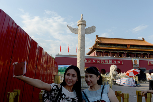 Road, subway restrictions listed online Tourists visit Tian'anmen square as Beijing prepares for Thursday's military parade. (China Daily/Hu Qingming) Road, subway restrictions listed online Tourists visit Tian'anmen square as Beijing prepares for Thursday's military parade. (China Daily/Hu Qingming)