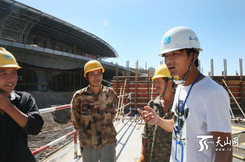 He Zhichao works at the construction site. (Photo/ts.cn) He Zhichao works at the construction site. (Photo/ts.cn)