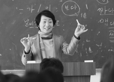 Professor Cho Sung-hye teaches Korean in Hefei University. (Photo/Anhuinews.com) Professor Cho Sung-hye teaches Korean in Hefei University. (Photo/Anhuinews.com)