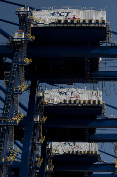 COSCO, China's largest shipping group, is approved to run a container dock for a period of 35 years in the harbor of Piraeus in Greece (XINHUA) COSCO, China's largest shipping group, is approved to run a container dock for a period of 35 years in the harbor of Piraeus in Greece (XINHUA)