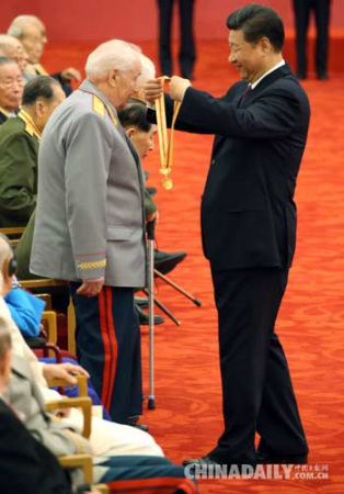 President Xi Jinping awards a commemorative medal to a Russian veteran who served in the Soviet Red Army and took part in the war of Mudanjiang River liberation, Sept 2, 2015. (Photo: China Daily/Wu Zhiyi) President Xi Jinping awards a commemorative medal to a Russian veteran who served in the Soviet Red Army and took part in the war of Mudanjiang River liberation, Sept 2, 2015. (Photo: China Daily/Wu Zhiyi)