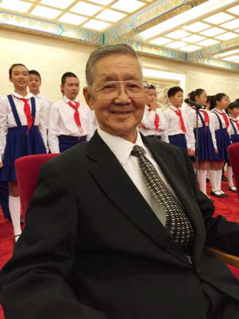 Tong Rongfang, whose father Tong Linge was the first senior general to sacrifice his life in the war, poses for a photo before receiving commemorative medal in the Great Hall of the People, Beijing, September 2, 2015. (Photo: China Daily/Zhao Yinan) Tong Rongfang, whose father Tong Linge was the first senior general to sacrifice his life in the war, poses for a photo before receiving commemorative medal in the Great Hall of the People, Beijing, September 2, 2015. (Photo: China Daily/Zhao Yinan)