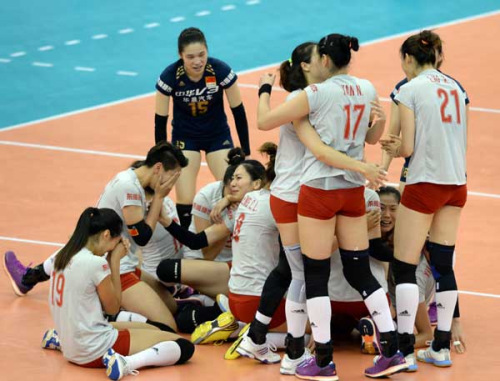 Chinese players celebrate after beating Russia 25-23, 25-15, 23-25, 25-20 Saturday to win the women's volleyball World Cup in Nagoay, Japan. Photo/Xinhua) Chinese players celebrate after beating Russia 25-23, 25-15, 23-25, 25-20 Saturday to win the women's volleyball World Cup in Nagoay, Japan. Photo/Xinhua)