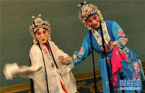 Zhang Huoding(L) performs The Legend of the White Snake at Lincoln Center in New York on Wednesday. (Photo/Xinhua) Zhang Huoding(L) performs The Legend of the White Snake at Lincoln Center in New York on Wednesday. (Photo/Xinhua)