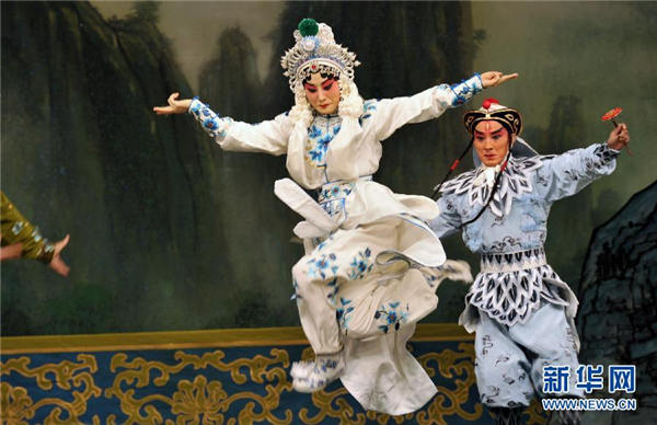 Zhang Huoding(L) performs The Legend of the White Snake at Lincoln Center in New York on Wednesday. (Photo/Xinhua) Zhang Huoding(L) performs The Legend of the White Snake at Lincoln Center in New York on Wednesday. (Photo/Xinhua)