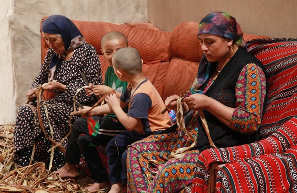Women and children peel mulberry bark in a village in Moyu county, Hotan prefecture, Xinjiang Uygur autonomous region. (Photo by Qin Fengjing/provided to chinadaily.com.cn) Women and children peel mulberry bark in a village in Moyu county, Hotan prefecture, Xinjiang Uygur autonomous region. (Photo by Qin Fengjing/provided to chinadaily.com.cn)