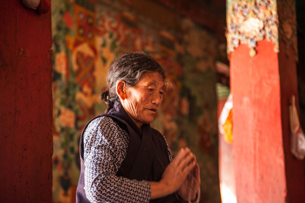 Believer of Tibetan Buddhism prays at Champa Ling Monastery. Photo by Yuan Yong/Provided to chinadaily.com.cn