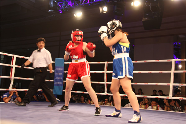 Laura Grant (in red), 25, of the UK fights against opponent Samantha Kwok, 24, of Australia, during the 2015 White Collar Boxing event at the Park Hyatt Hotel in Beijing on Sept 5. (Photo by Jiang Wanjuan/chinadaily.com.cn) Laura Grant (in red), 25, of the UK fights against opponent Samantha Kwok, 24, of Australia, during the 2015 White Collar Boxing event at the Park Hyatt Hotel in Beijing on Sept 5. (Photo by Jiang Wanjuan/chinadaily.com.cn)