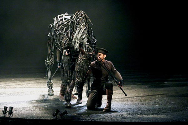 It takes three actors to manipulate the life-size horse in the play War Horse. (Photo by Jiang Dong/China Daily) It takes three actors to manipulate the life-size horse in the play War Horse. (Photo by Jiang Dong/China Daily)