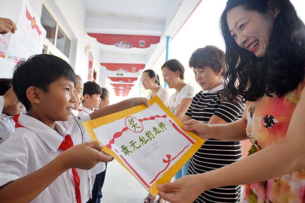 Students give their teachers handmade certificates of merits to express their gratitude on Thursday, Teachers' Day, at a primary school in Handan, Hebei province. HAO QUNYING /CHINA DAILY Students give their teachers handmade certificates of merits to express their gratitude on Thursday, Teachers' Day, at a primary school in Handan, Hebei province. HAO QUNYING /CHINA DAILY