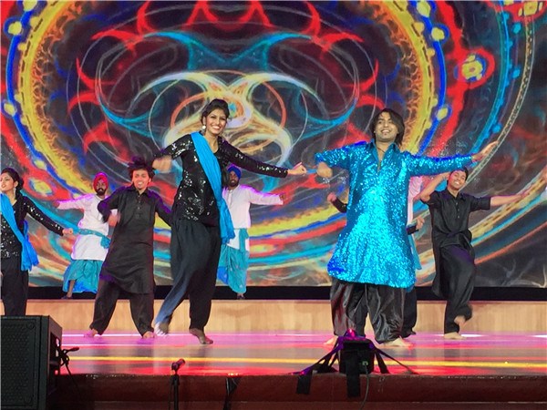 Bollywood dance performances are one of the highlights at the Second Silk Road International Arts Festival in Xi'an, Shaanxi province. (Photo by Deng Zhangyu/China Daily) Bollywood dance performances are one of the highlights at the Second Silk Road International Arts Festival in Xi'an, Shaanxi province. (Photo by Deng Zhangyu/China Daily)