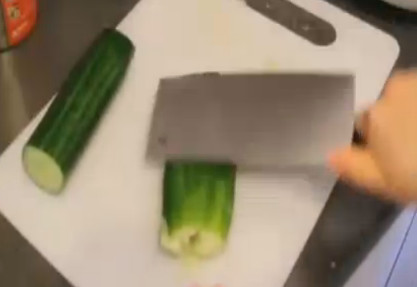 A chef smashes a cucumber with a knife. (Photo/Chinanews.com) A chef smashes a cucumber with a knife. (Photo/Chinanews.com)