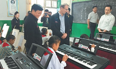Students at a COMAC-Honeywell Multimedia Learning Center in Xiji, a county of Ningxia Hui autonomous region in western China. The companies have set up two learning centers, which will benefit about 500 students in the county. (Photo provided to China Daily) Students at a COMAC-Honeywell Multimedia Learning Center in Xiji, a county of Ningxia Hui autonomous region in western China. The companies have set up two learning centers, which will benefit about 500 students in the county. (Photo provided to China Daily)