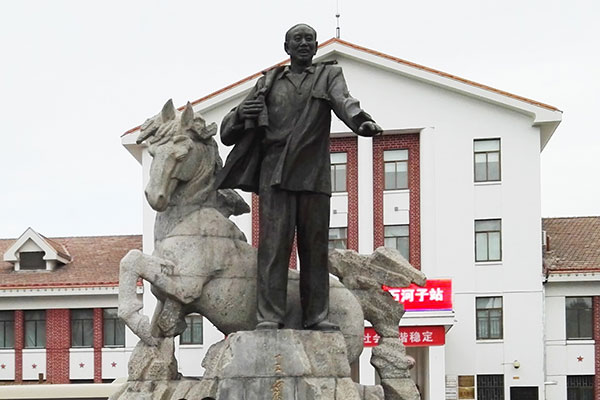 A statue of Wang Zhen (1908-93) at the Bingtuan Museum in Shihezi, Xinjiang. (ZHANG XIAOGANG/CHINA DAILY)