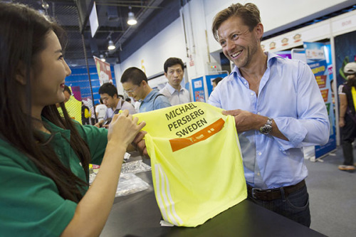 Michael Persberg, a marathon runner from Sweden, has his running vest personalized with his name and country at the Beijing Marathon Expo on Friday. (Photo source:China daily) Michael Persberg, a marathon runner from Sweden, has his running vest personalized with his name and country at the Beijing Marathon Expo on Friday. (Photo source:China daily)