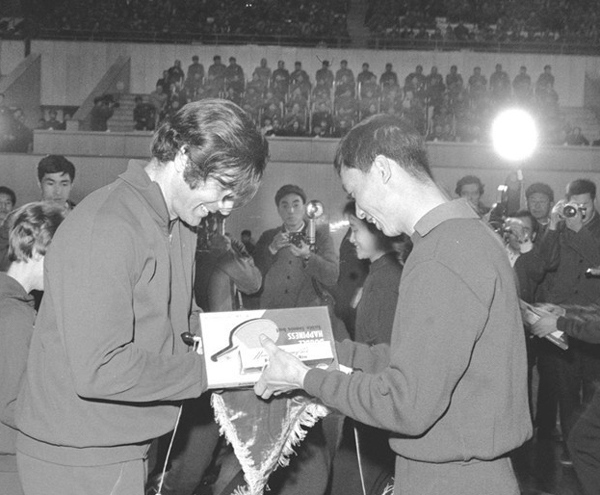 A file photo of Xinhua shows China and U.S. pingpong players exchange gifts at the welcome ceremony in Beijing, China for the visiting U.S. pingpong team on April 13, 1971. A file photo of Xinhua shows China and U.S. pingpong players exchange gifts at the welcome ceremony in Beijing, China for the visiting U.S. pingpong team on April 13, 1971.