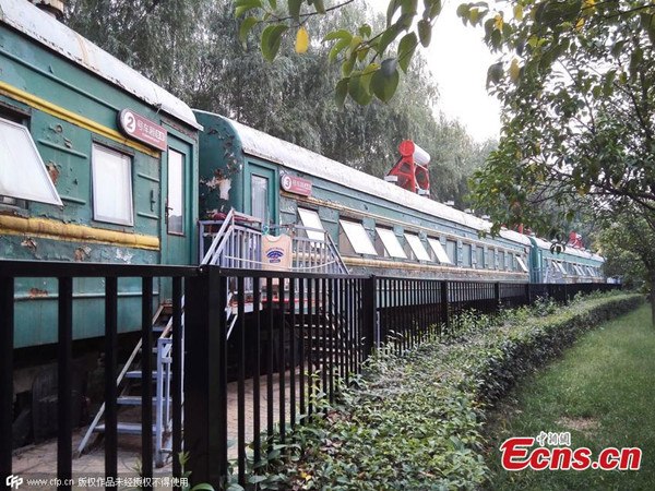A retired train is converted into a school dorm in Zhengzhou, with solar water heaters and air-conditioners inside the carriages on September 19. The train is surrounded by rail fences and its green paint was peeling off. (Photo/CFP) A retired train is converted into a school dorm in Zhengzhou, with solar water heaters and air-conditioners inside the carriages on September 19. The train is surrounded by rail fences and its green paint was peeling off. (Photo/CFP)