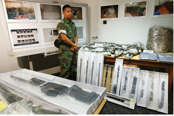 A police officer displays weapons and other contraband goods during a news conference on operation Thunderbolt 15 on Wednesday. (Photo by Roy Liu / China Daily) A police officer displays weapons and other contraband goods during a news conference on operation Thunderbolt 15 on Wednesday. (Photo by Roy Liu / China Daily)