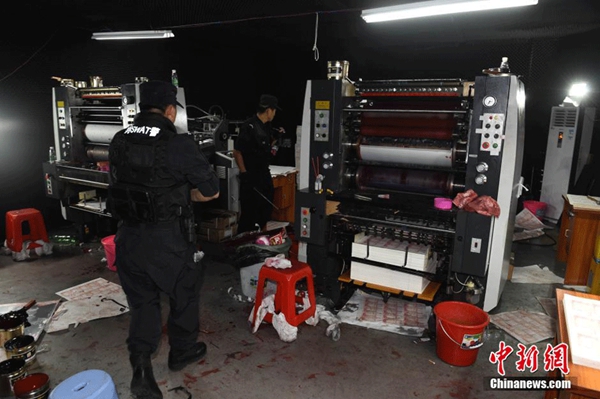 Police officers in Huizhou, in South China's Guangdong province, confiscate the machines used to print counterfeit 100-yuan banknotes, on Sept 24, 2015. (Photo/chinanews.com) Police officers in Huizhou, in South China's Guangdong province, confiscate the machines used to print counterfeit 100-yuan banknotes, on Sept 24, 2015. (Photo/chinanews.com)