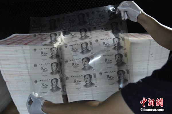 Police officers in Huizhou, in South China's Guangdong province, check out the rubber slab used for counterfeiting 100-yuan banknotes, on Sept 24, 2015. (Photo/chinanews.com) Police officers in Huizhou, in South China's Guangdong province, check out the rubber slab used for counterfeiting 100-yuan banknotes, on Sept 24, 2015. (Photo/chinanews.com)